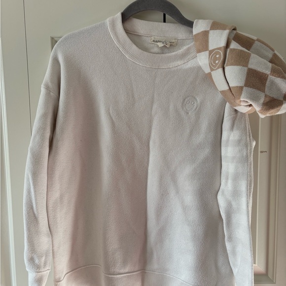 Checkered Beanie and White Sweater Set - Picture 4 of 10